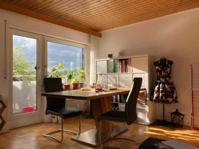 Gemütliche 2,5-Zimmerwohnung im DG mit neuwertiger Küche & PKW-Stellplatz