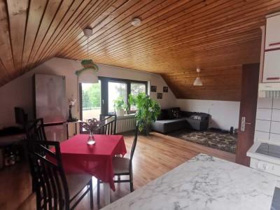 Schöne 2 Zimmer DG Wohnung mit EBK, Balkon und Stellplatz in Heilbronn Ost