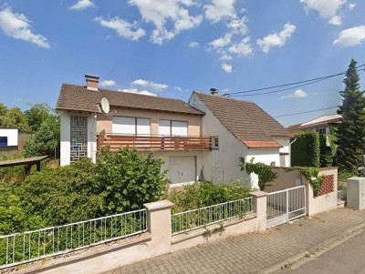 Lukratives 2-Parteienhaus mit Hof, Garage und Garten