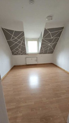 +++ Sofort beziehbar! Unrenovierte 3 Zimmer-Wohnung im Dachgeschoss +++