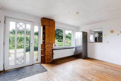 Gepflegter Bungalow mit Kaminofen, Carport, Hobbyraum und großer Koppel für Ihre Pferde