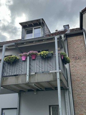 Moderne Wohnung mit drei Zimmern sowie Balkon und EBK in Mülheim Saarn Mitte