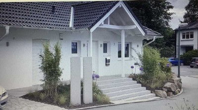 Erleben Sie zeitgemäßes Wohnambiente: neuwertiger Bungalow in ruhigem Wohngebiet