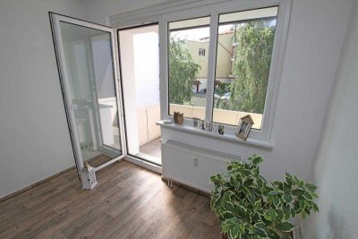 Dusche, Badewanne, Balkon! Große 2 Zimmer Wohnung in Citynähe!