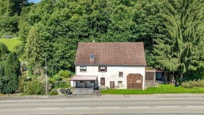 Ehemaliges Bauernhaus mit großem Hanggrundstück