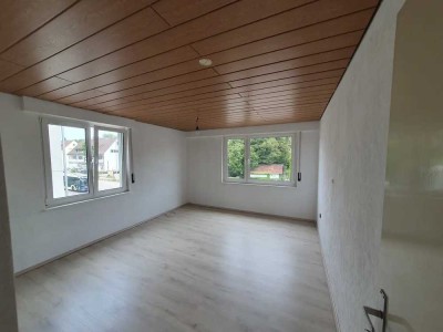 Helle 2,5-Zimmer-Wohnung mit Balkon, 3 Garagen mit einem Stellplatz und guter Lage in Ludwigsburg