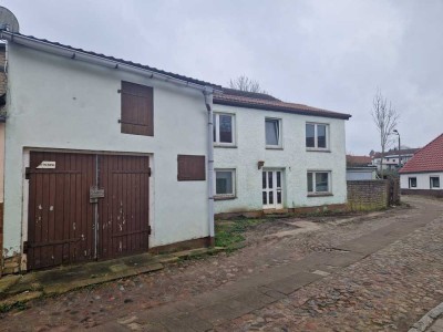 sanierungsbedürftiges klassisches Stadthaus mit Garage in zentraler Lage