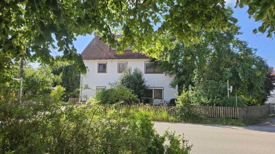 Verkehrsgünstig gelegenes Wohnhaus mit drei separaten Wohnungen und drei Garagen