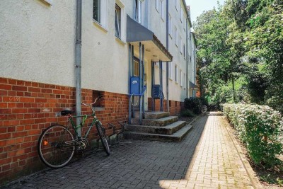 Hell 3-Zimmer-Wohnung mit Bodenbelag im Stadtzentrum // 2.OG links