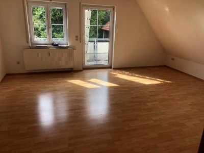 Schöne 3-Zimmer-Dachgeschosswohnung mit Balkon und EBK