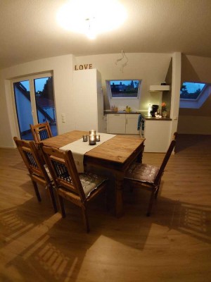 Zentral gelegene 3-Zimmer-Wohnung mit Loggia in einer kleinen privaten Wohneinheit.
