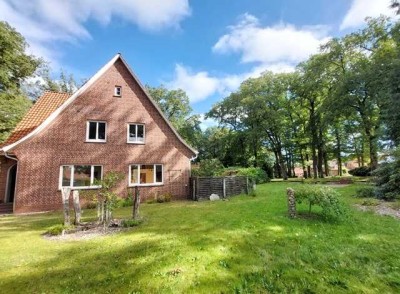 Großzügige EG-Wohnung mit viel Garten !