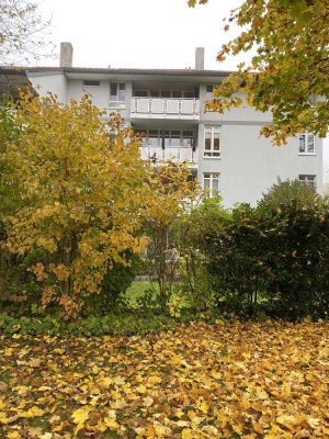 Exklusive, gepflegte 3,5-Zimmer-Dachgeschosswohnung mit Balkon und EBK in Unterföhring