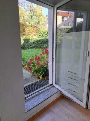 Moderne helle 2 Zimmer-Wohnung mit Terrasse, Einbauküche und Gartenteil