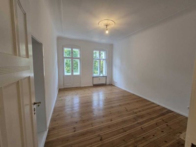 BITTE KEINE ANRUFE! ERSTBEZUG! TRAUMHAFTE ALTBAU-WOHNUNG MIT BALKON UND BLICK INS GRÜNE