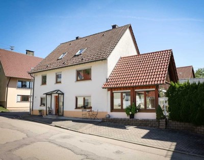 Kommen - Einziehen - Wohlfühlen! - Wohnhaus mit zwei separaten Wohneinheiten und Doppelgarage