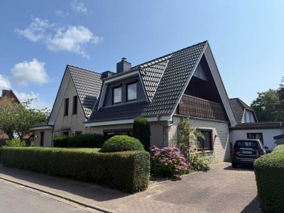 Büsum: Teilsaniertes Einfamilienhaus für die ganze Familie mit Südterrasse und Loggia auf Eigenland