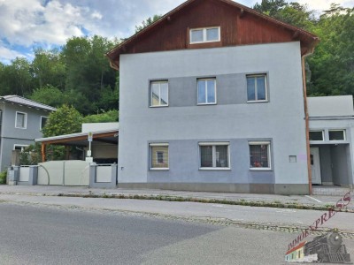 Sofort beziehbares Zweifamilienhaus mit 2 getrennt begehbaren Wohnbereichen (8 Räume) wartet!