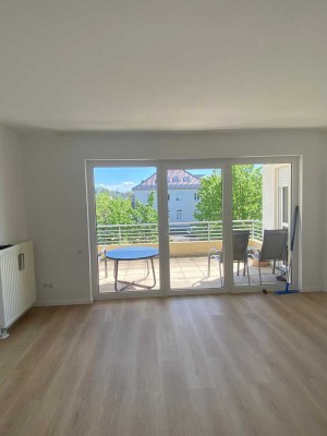 Sofort bezugsferig: Altersgerechte,renovierte 2-Zim.-Wohnung, Balkon und EBK für Mieter ab 60 Jahren