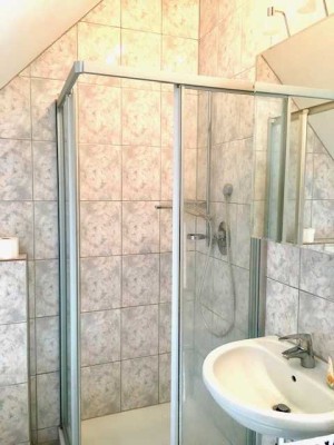 Ansprechende und modernisierte 3-Raum-DG-Wohnung mit Balkon in Kirrweiler