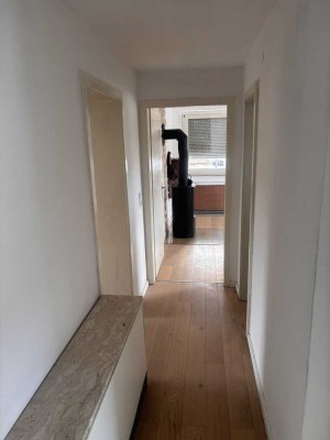 Gepflegte, helle 3,5-Zimmer-Wohnung mit Balkon im 3. OG in Leonberg