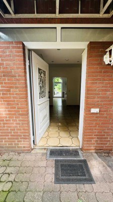 Großzügige Erdgeschosswohnung mit Garten, Terrasse & Wintergarten in Hürth