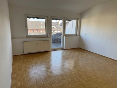 Bezugsfertige Dachgeschosswohnung mit Einbauküche und Balkon! Anmietung Garage möglich!
