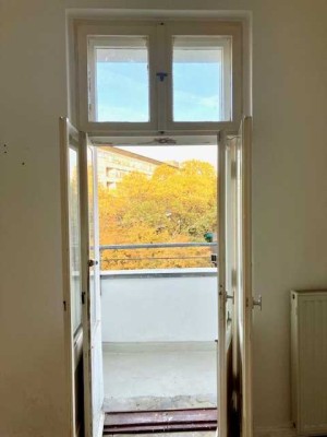 Große 2-Zimmer Altbauwohnung mit Balkon und viel Potenzial im aufstrebenden Sprengelkiez