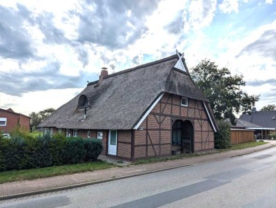 5,1 % Rendite: Historisches Reetdachhaus am Elbufer (vermietet)