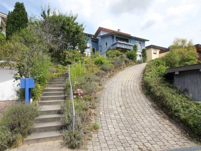 *Traumaussicht über Simmozheim - Zweifamilienhaus mit Carports und Garten in naturnaher Lage*