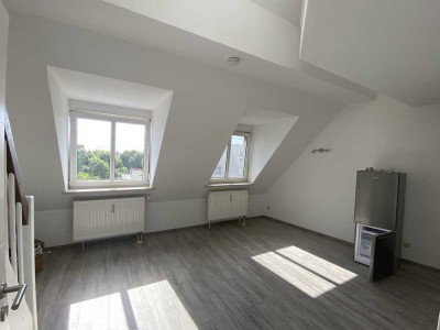 Neu renovierte 1,5 Zimmer Dachgeschoss-Maisonette-Wohnung im Zentrum von Königsbrunn