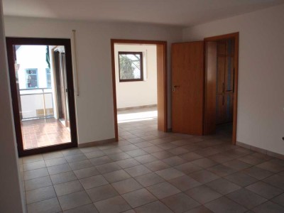 gepflegte 5-Raum-Wohnung im 1.OG mit Garage, Garten , Balkon , EBK mit geh. Innenausstattung