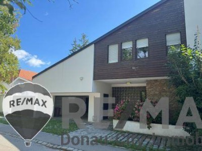 "Einfamilienhaus mit 1110m² Grund mitten im Ort!"