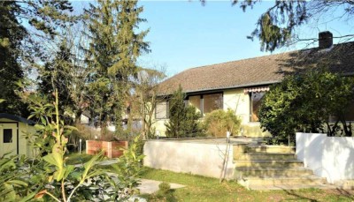 Bungalow in Burgwedel: Renovierungsbedürftiges Haus mit großzügigem Garten