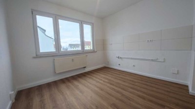Familienfreundliche  4-Zimmerwohnung + Abstellraum + Tageslichtbad mit Wanne + EBK als Option !!!