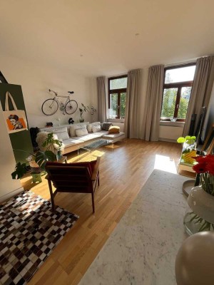 Helle Altbauwohnung mit großem Balkon zum grünen Innenhof