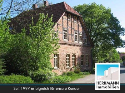 Historisches Einfamilienhaus in dörflicher Hofanlage