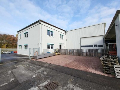 Direkt an der B16: Wohn-/Geschäftshaus mit Halle