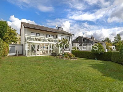 Lichtdurchflutetes Familienhaus mit herrlichem Garten in ruhiger Lage