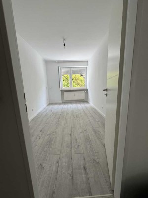Erstbezug nach Sanierung: schöne 3-Zimmer-Wohnung mit EBK und Balkon in Offenbach.
