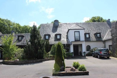 Vierkanthof in Alleinlage mit Panorama  Ausblick übers Rheintal ,Pferdehaltug,4 Wohnungen,Aus