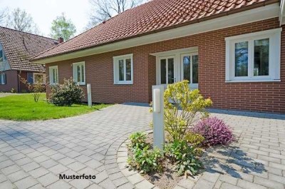 Beidseitig angebautes Einfamilienhaus nebst Scheune