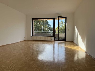 SEHR HELLE WOHNUNG m. BALKON