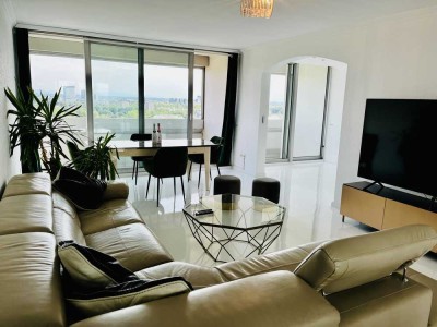 Stilvolle, modernisierte 4-Zimmer--Wohnung mit geh. Innenausstattung mit5 Balkonen und EBK