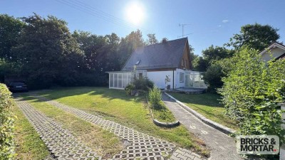 Einfamilienhaus mit Charm, einem großem Garten und einer Garage im Untergeschoß