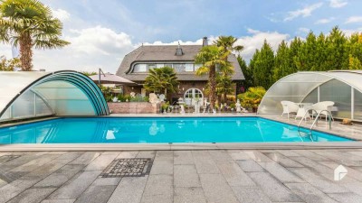 Traumhaftes Wohnanwesen mit 2 Einheiten, 4 Garagen und Gartenparadies inklusive Pool