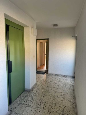 Vollständig renovierte Wohnung mit zwei Zimmern sowie Balkon und EBK in Braunschweig