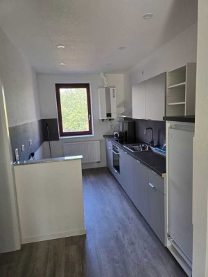 Erstbezug nach Sanierung mit EBK: Schöne 2-Zimmer-Wohnung mit großen Bad und Erker