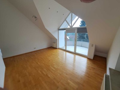 2,5 Zimmer-DG-Wohnung mit Balkon und Tiefgaragenstellplatz in Esslingen-Hegensberg