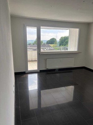 Helle 4,5-Zimmer-Wohnung mit Aufzug, zwei Stellplätzen & ruhiger Lage – 94 m²